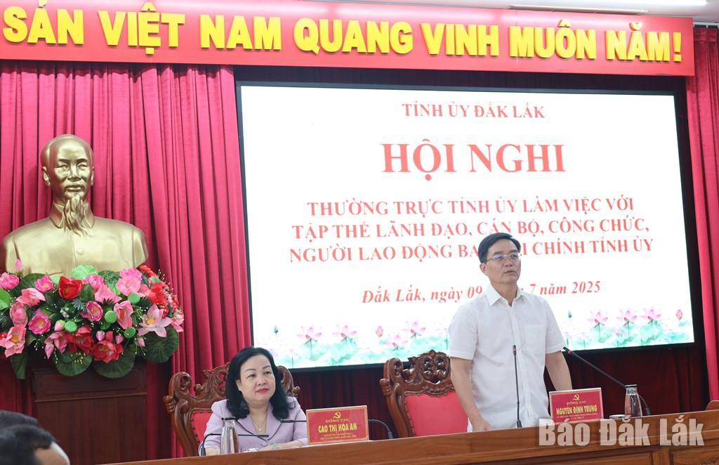 Ủy viên Trung ương Đảng, Bí thư Tỉnh ủy Nguyễn Đình Trung phát biểu tại buổi làm việc.