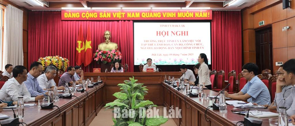 Các đại biểu tham dự buổi làm việc.