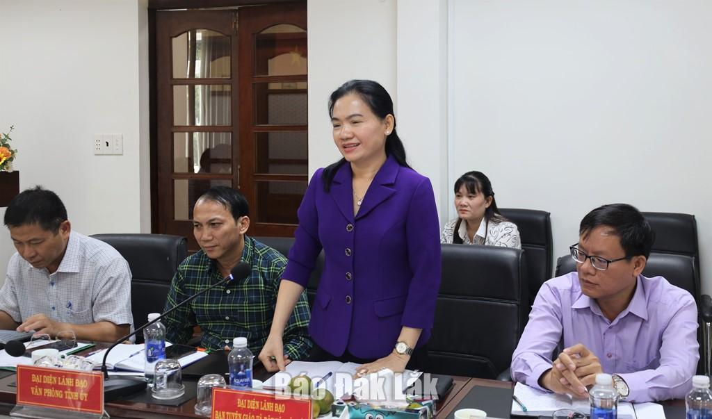 Ủy viên Ban Thường vụ Tỉnh ủy, Trưởng Ban Tuyên giáo và Dân vận Tỉnh ủy Đinh Thị Thu Thanh nêu ý kiến liên quan đến công tác phát triển đảng viên.