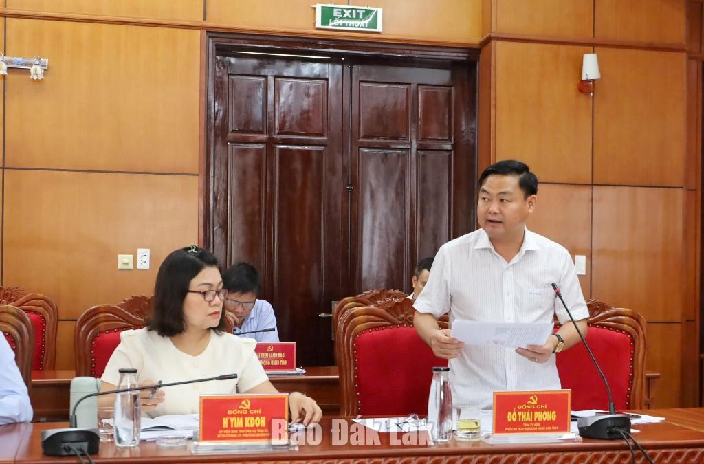 Tỉnh ủy viên, Phó Chủ tịch HĐND tỉnh Đỗ Thái Phong nêu ý kiến tại hội nghị Ban Thường vụ Tỉnh ủy.