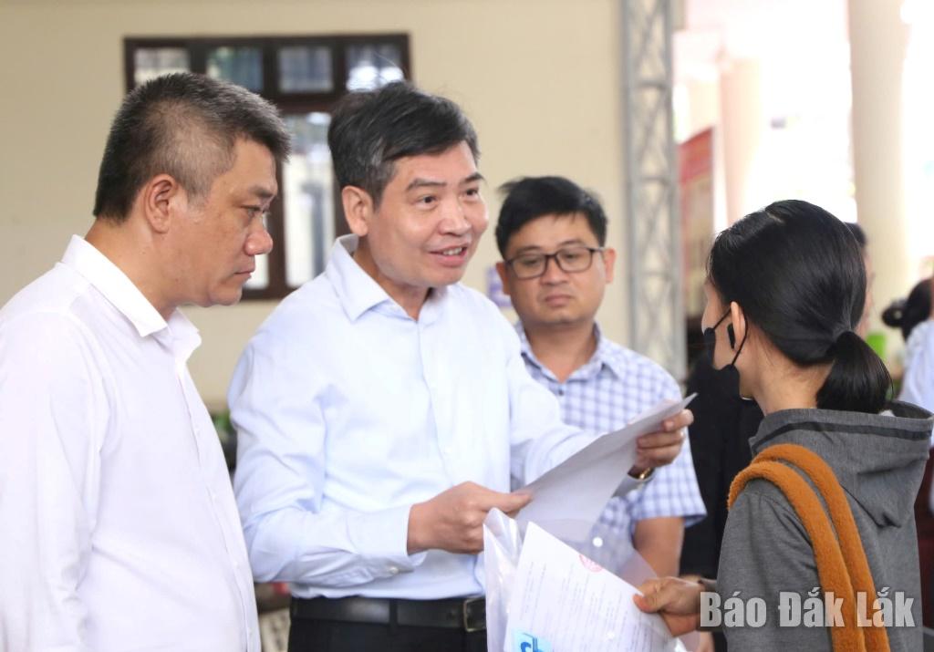 Phó Bí thư Tỉnh ủy, Chủ tịch UBND tỉnh Tạ Anh Tuấn trò chuyện với người dân nắm tình hình giải quyết thủ tục hành chính trị Trung tâm Phục vụ hành chính công phường Buôn Ma Thuột.