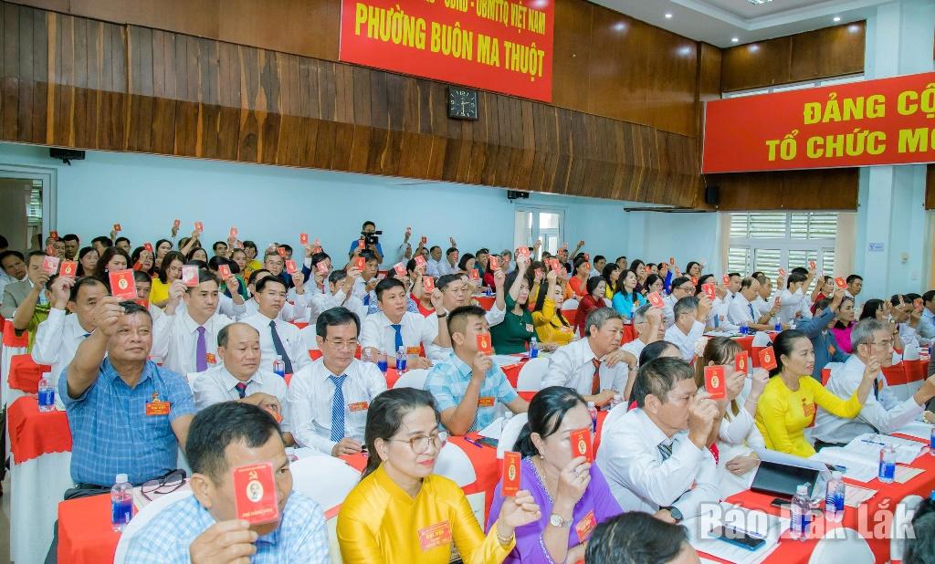 Đại biểu dự đại hội biểu quyết thống nhất Nghị quyết Đại hội.