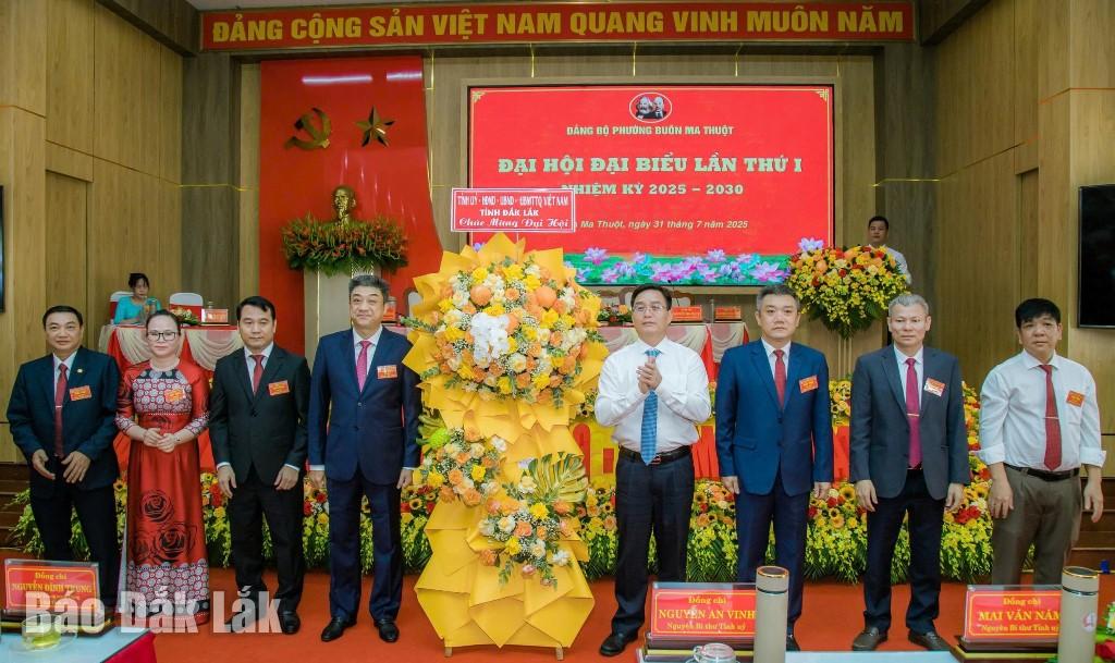 Ủy viên Trung ương Đảng, Bí thư Tỉnh ủy Nguyễn Đình Trung tặng hoa chúc mừng đại hội.