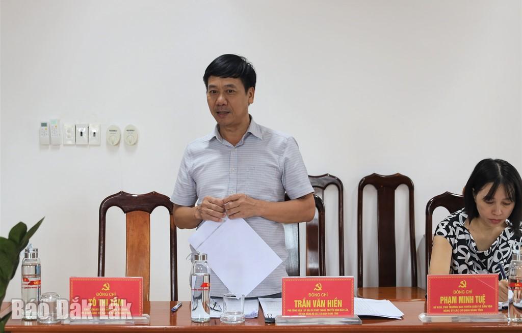 Phó Tổng Biên tập Báo và Phát thanh, Truyền hình Đắk Lắk Trần Văn Hiền góp ý kiến việc thực hiện phóng sự tại đại hội.