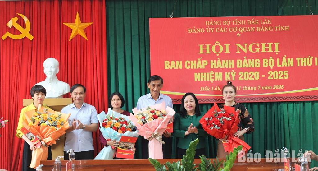 Đồng chí Cao Thị Hòa An và Nguyễn Quốc Hoàn trao quyết định và tặng hoa cho các đồng chí Văn phòng Đảng ủy và 