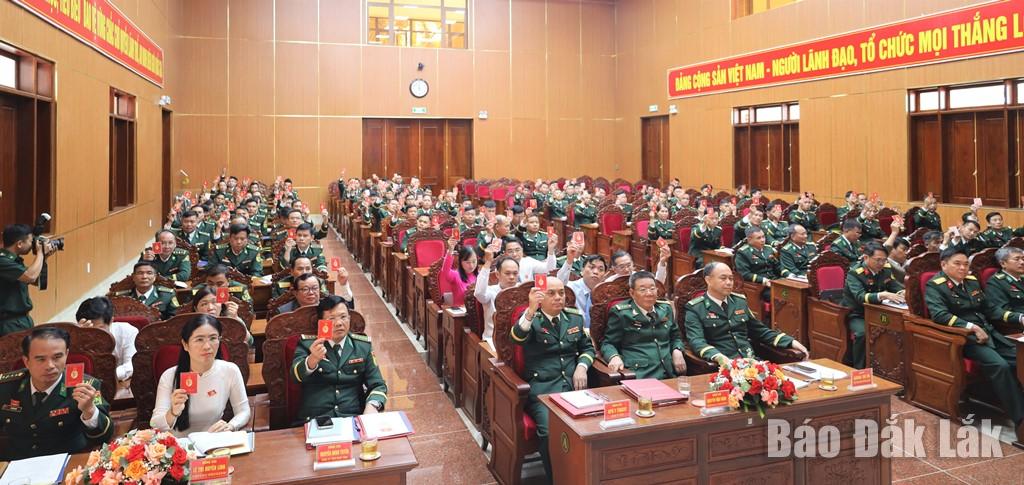 Các đại biểu biểu quyết thông qua Nghị quyết Đại hội đại biểu Đảng bộ Ban Chỉ huy Bộ đội Biên phòng tỉnh Đắk Lắk nhiệm kỳ 2025 - 2030.