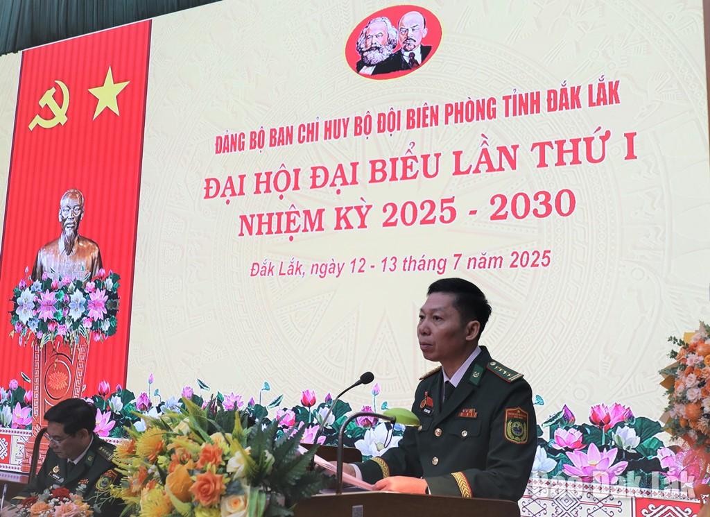 Bí thư Đảng ủy ban Chỉ huy Bộ đội Biên phòng tỉnh Đắk Lắk Đỗ Quang Thấm trình bày dự thảo Báo cáo chính trị của Ban Chấp hành Đảng bộ trình Đại hội. 