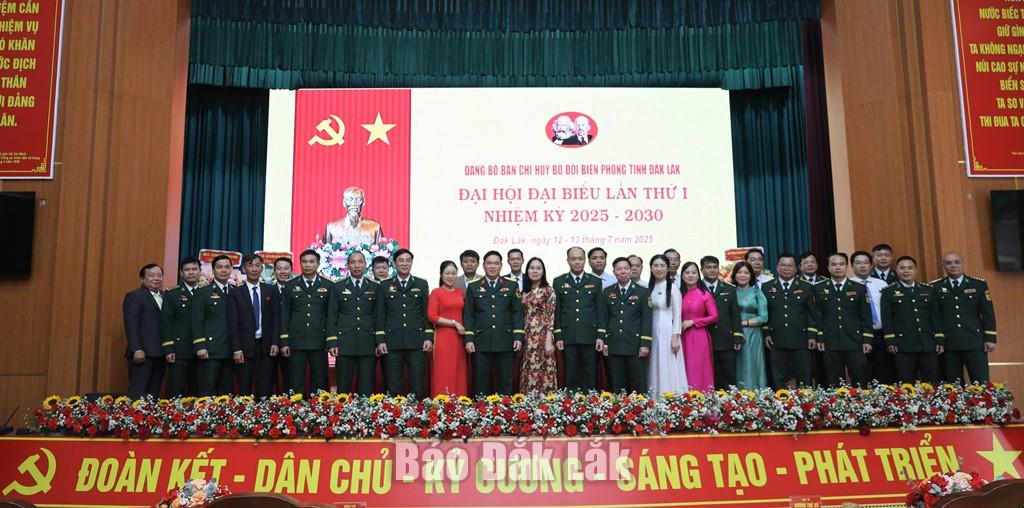 Đại  biểu dự Đại hội chụp ảnh lưu niệm.