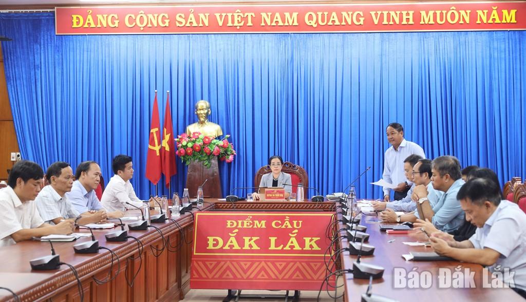 Phó Trưởng Ban Tổ chức Tỉnh ủy Y Nhuân Byă nêu ý kiến góp ý dự thảo tại điểm cầu tỉnh Đắk Lắk. 