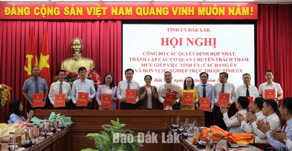 Phó Bí thư Tỉnh ủy Huỳnh Thị Chiến Hòa trao quyết định phân công, bổ nhiệm Chủ tịch, các phó chủ tịch Ủy ban MTTQ Việt Nam tỉnh Đắk Lắk. 