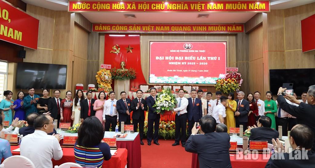 Ủy viên Trung ương Đảng, Bí thư Tỉnh ủy Nguyễn Đình Trung tặng hoa chúc mừng Ban Chấp hành Đảng bộ phường Buôn Ma Thuột nhiệm kỳ 2025 - 2030.