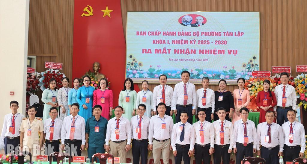 Ban Chấp hành Đảng bộ phường Tân Lập nhiệm kỳ 2025 - 2030 ra mắt nhận nhiệm vụ tại đại hội. 
