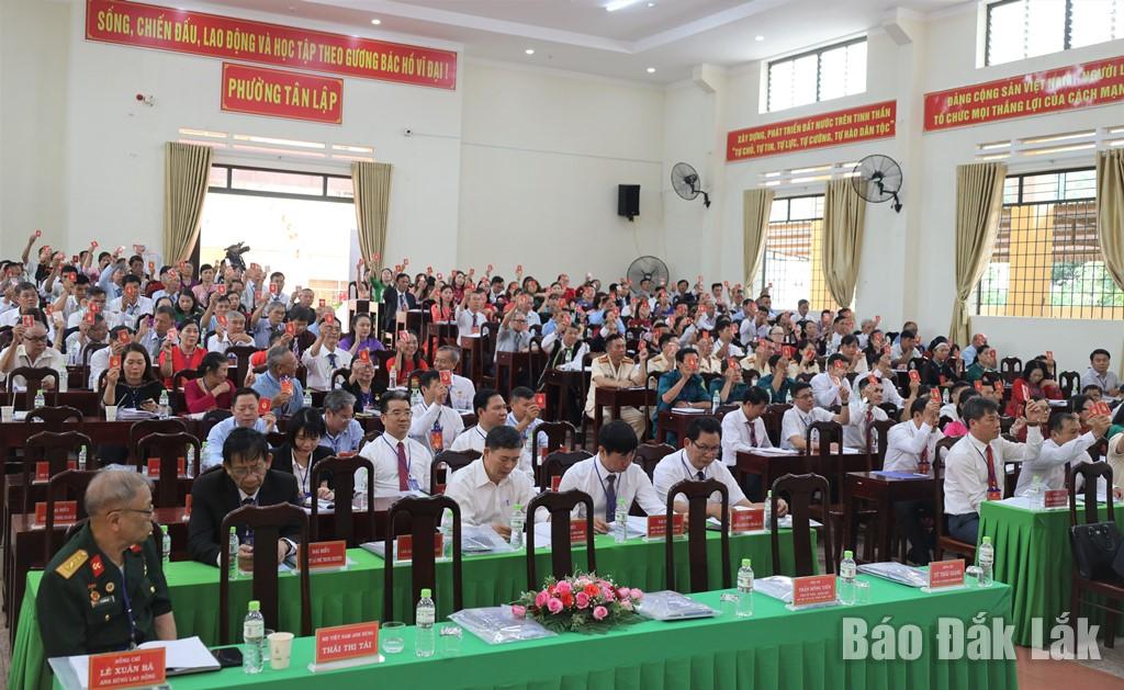 Các đại biểu biểu quyết thông qua Nghị quyết Đại hội đại biểu Đảng bộ phường Tân Lập lần thứ I, nhiệm kỳ 2025 - 2030.