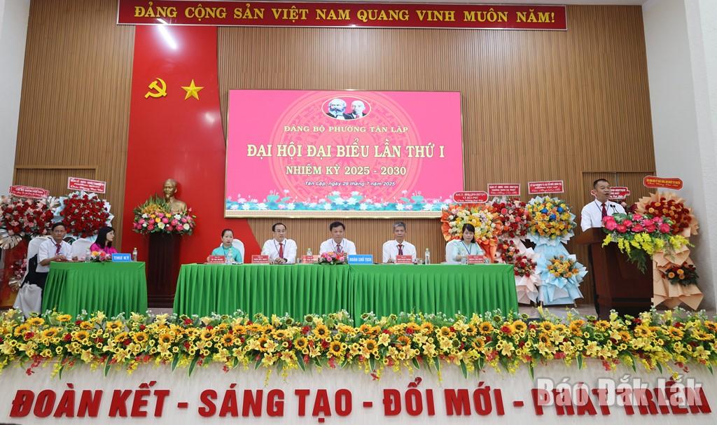 Đoàn Chủ tịch điều hành đại hội.