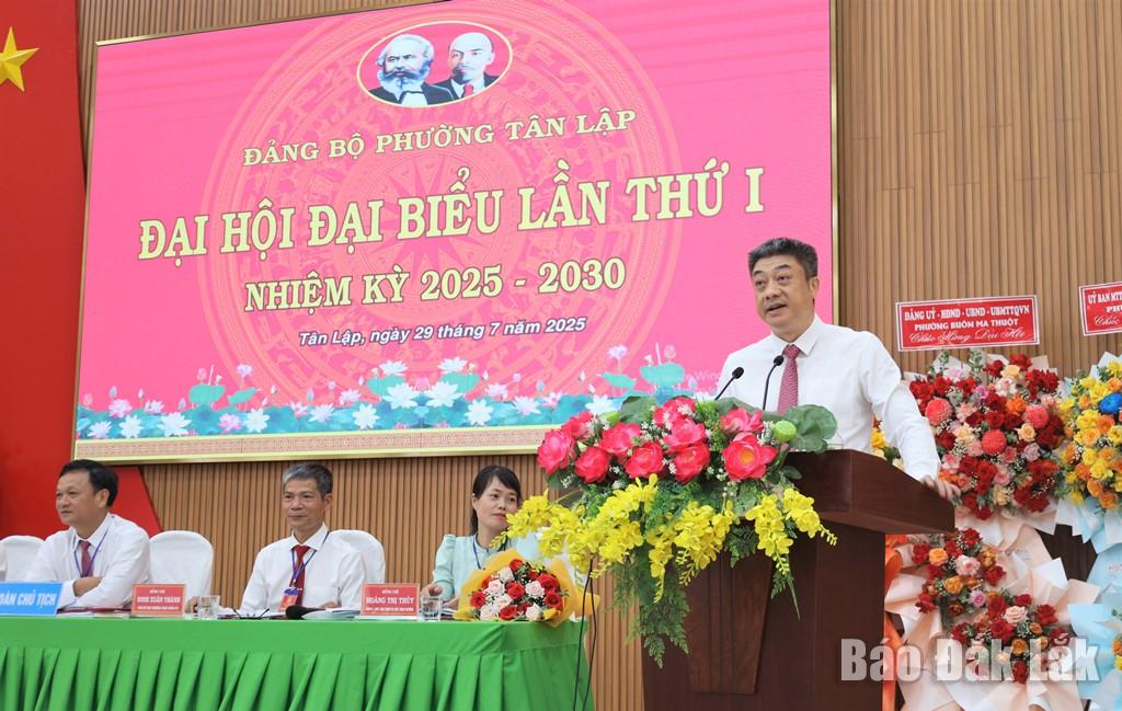 Đồng chí Từ Thái Giang, Ủy viên Ban Thường vụ Tỉnh ủy, Bí thư Đảng ủy phường Buôn Ma Thuột phát biểu chỉ đạo tại đại hội.