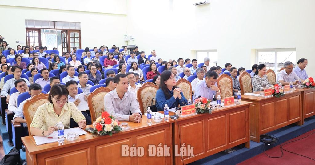 Các đại biểu tham dự buổi làm việc.