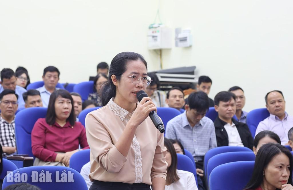 Phó Tổng Biên tập Báo và Phát thanh, Truyền hình Đắk Lắk Đàm Thị Thuần nêu kiến nghị, đề xuất với Thường trực Tỉnh ủy.