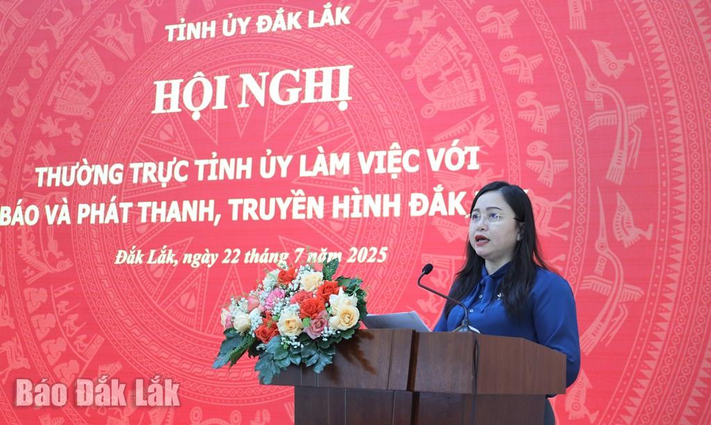 Tỉnh ủy viên, Tổng Biên tập Báo và Phát thanh, Truyền hình Đắk Lắk Đào Phạm Hoàng Quyên báo cáo tóm tắt tình hình hoạt động của đơn vi sau sáp nhập.