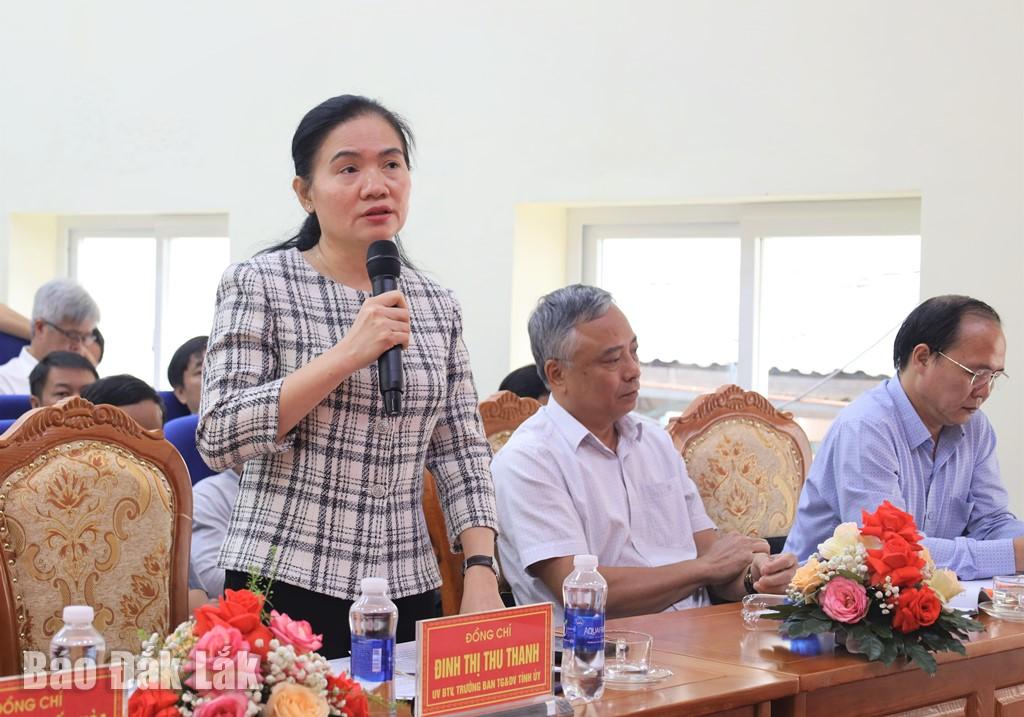 Ủy viên Ban Thường vụ Tỉnh ủy, Trưởng Ban Tuyên giáo và Dân vận Tỉnh ủy Đinh Thị Thu Thanh nêu ý kiến tại buổi làm việc.