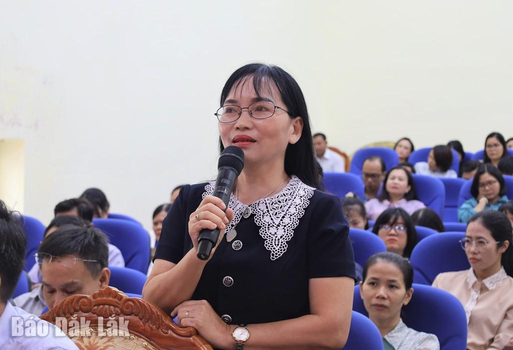 Phó Tổng Biên tập Báo và Phát thanh, Truyền hình Đắk Lắk Phạm Thị Minh Nguyệt nêu ý kiến tại buổi làm việc.