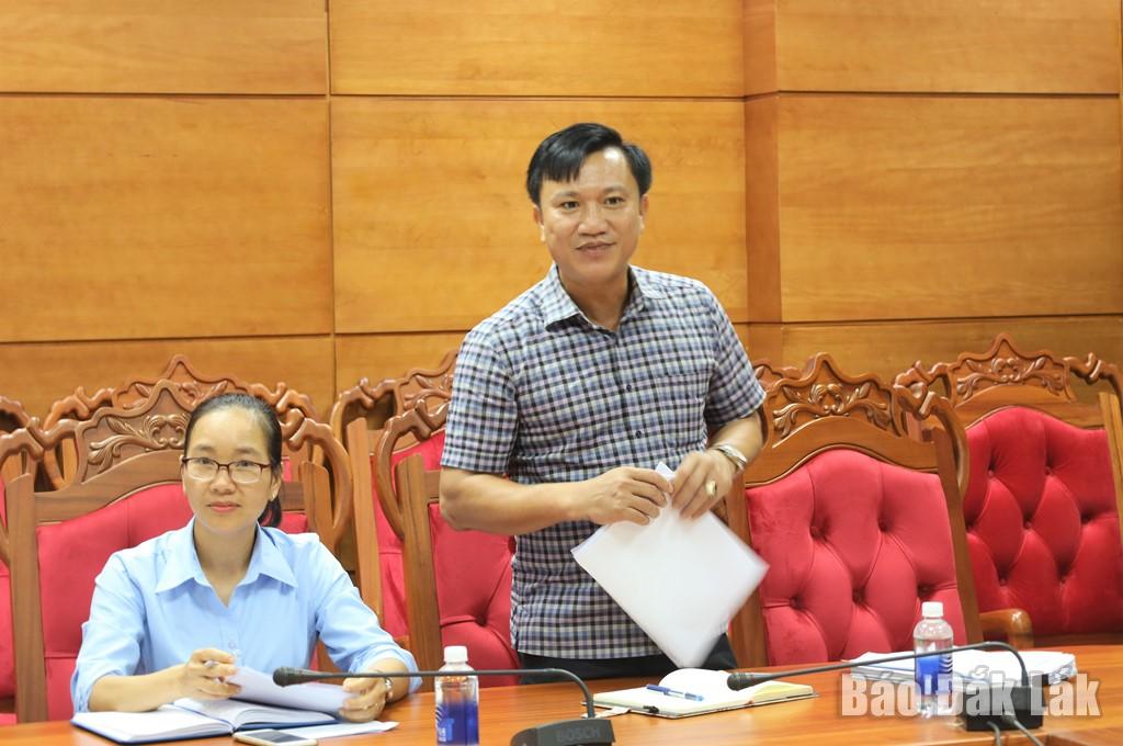 Đồng chí Phan Quang Ngọc, Ủy viên Ban Chấp hành Đảng bộ UBND tỉnh, Phó trưởng ban Thường trực Ban Tuyên giáo và Dân vận Đảng ủy UBND tỉnh, Phó trưởng Tiểu ban Tuyên truyền thông qua kế hoạch tuyên truyền đại hội.