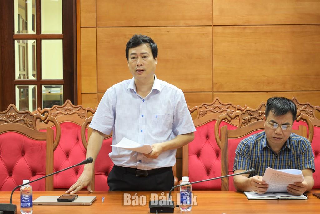Đồng chí Trần Hồng Tiến, Tỉnh ủy viên, Ủy viên Ban Chấp hành Đảng ủy UBND tỉnh, Bí thư Đảng ủy, Giám đốc Sở Văn hóa, Thể thao và Du lịch, thành viên Tiểu ban Tuyên truyền đại hội nêu ý kiến tại cuộc họp.