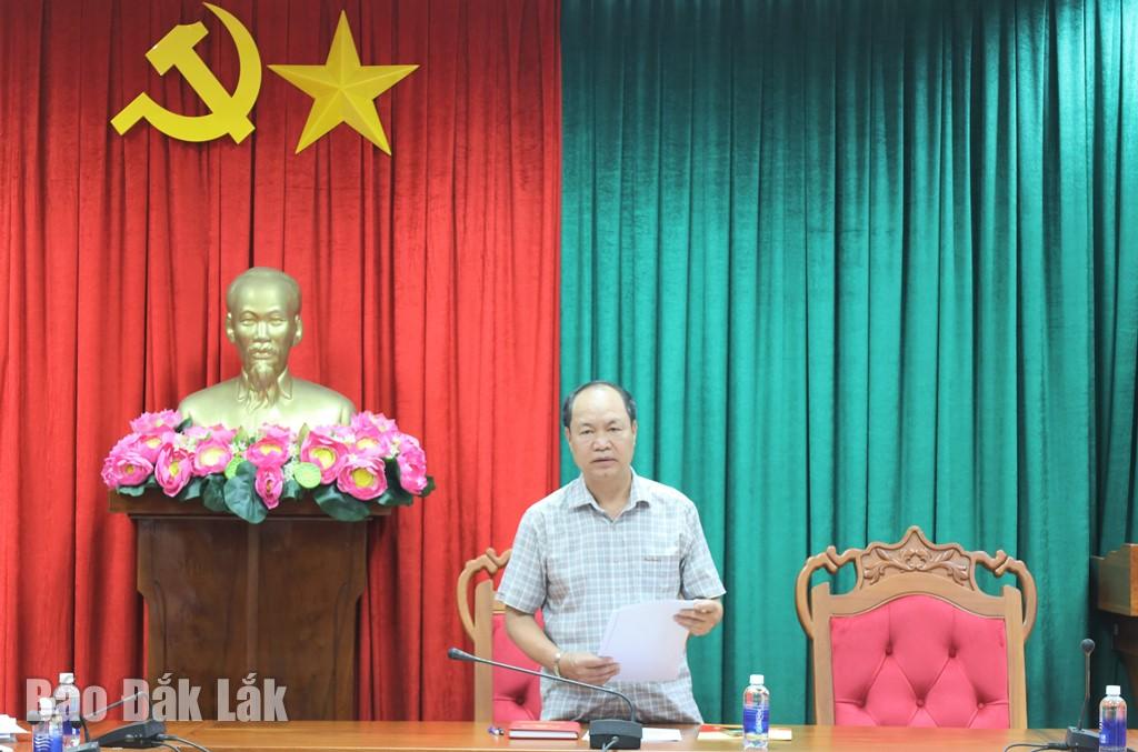 Đồng chí Nguyễn Hữu Việt, Phó Bí thư Đảng ủy UBND tỉnh, Trưởng Tiểu ban Tuyên truyền phát biểu tại cuộc họp.