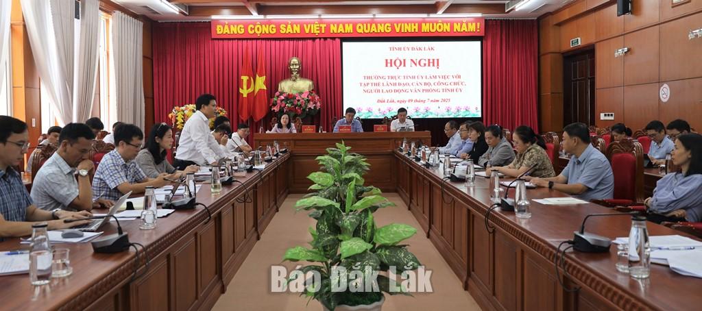 Các đại biểu tham dự buổi làm việc.