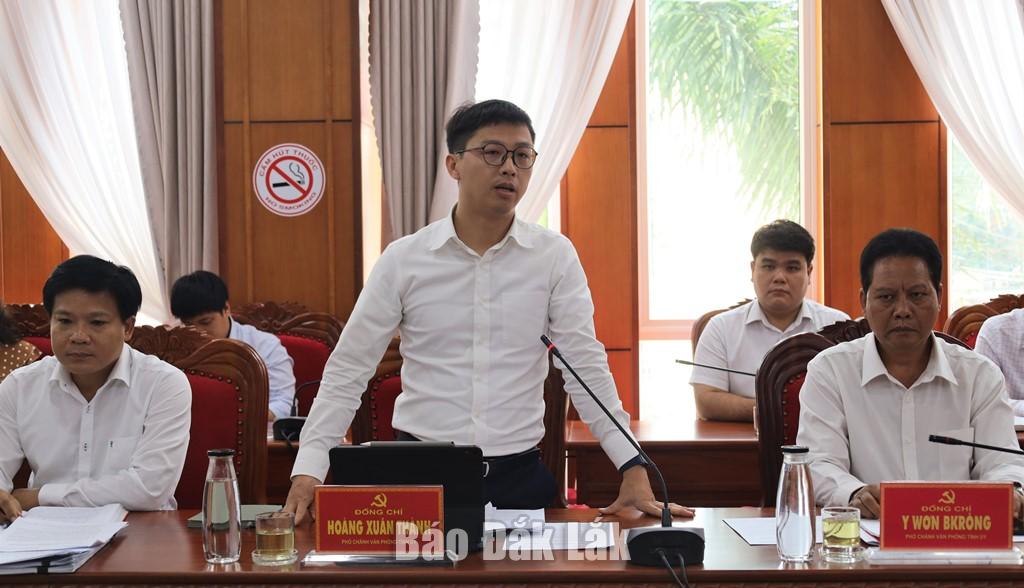 Phó Chánh Văn phòng Tỉnh ủy Hoàng Xuân Thành nêu ý kiến về thực hiện công tác chuyển đổi số của Văn phòng Tỉnh ủy.