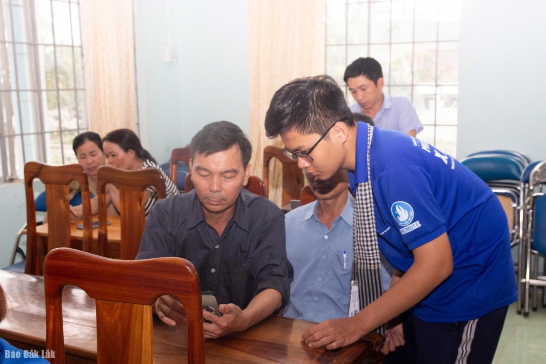 Đại diện Trường Đại học Sư phạm kỹ thuật TP. Hồ Chí Minh hướng dẫn cán bộ xã Phú Mỡ sử dụng AI trong công việc. 