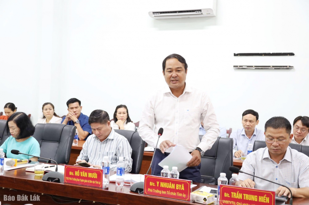 Đại diện lãnh đạo Ban Tổ chức Tỉnh ủy tham gia thảo luận.