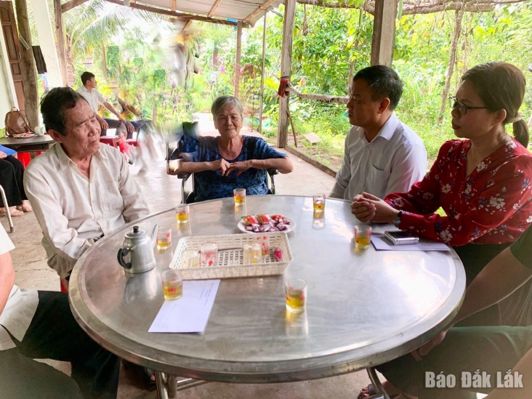 Phó Chủ tịch UBND tỉnh tham hỏi, động viên thương binh