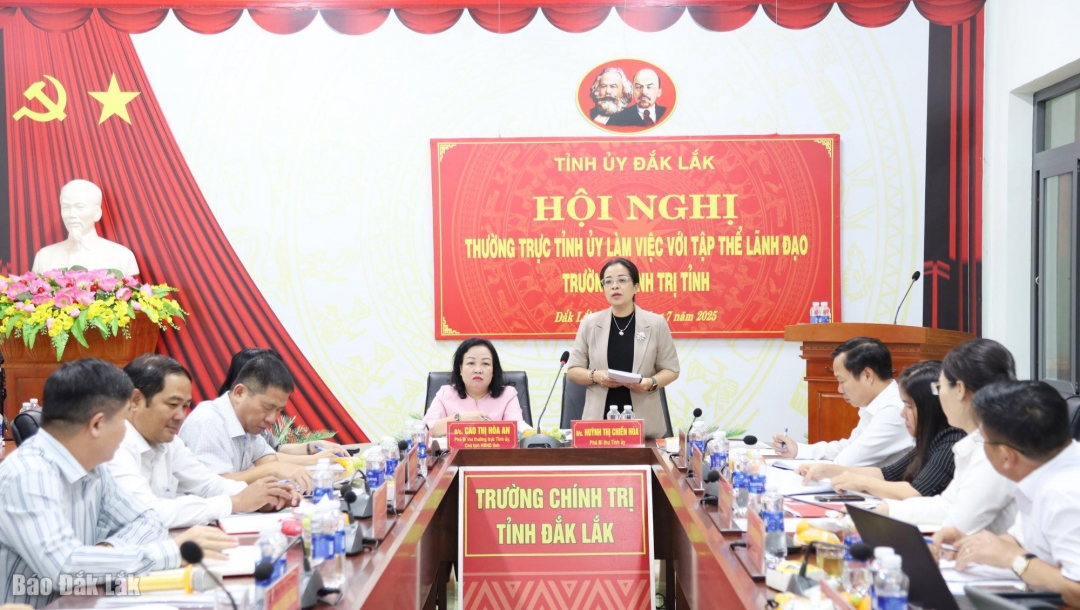 Phó Bí thư Tỉnh ủy Huỳnh Thị Chiến Hòa phát biểu kết luận buổi làm việc.
