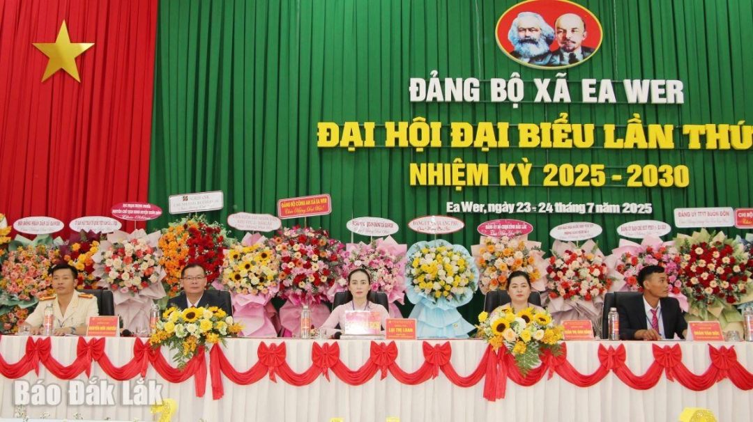 Đoàn chủ tịch điều hành đại hội.