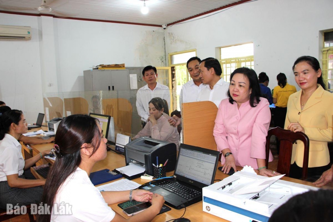 Đoàn công tác đến thăm, kiểm tra tình hình hoạt động của Trung tâm phục vụ hành chính công xã Buôn Đôn.