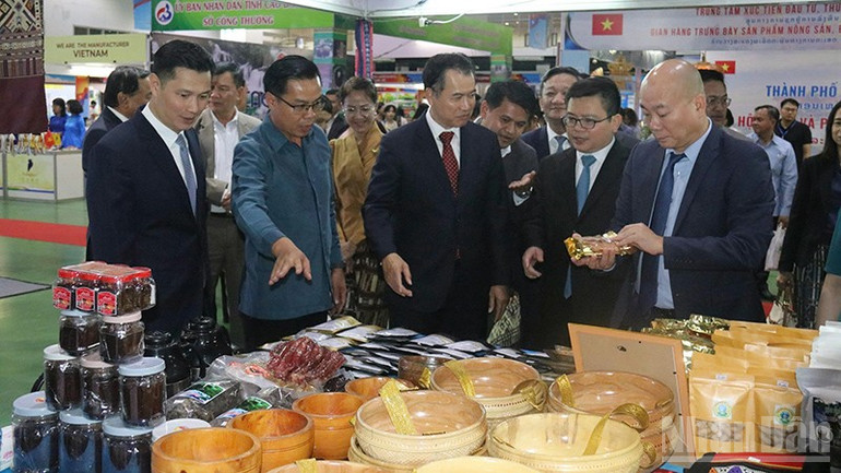 Các đại biểu tham quan một gian trưng bày giới thiệu sản phẩm tại Hội chợ. (Ảnh: HẢI TIẾN)