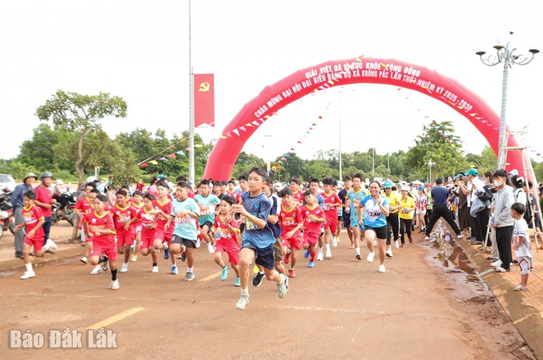 Vận động viên tranh tài ở nội dung cự ly 2 km giải nhi đồng.