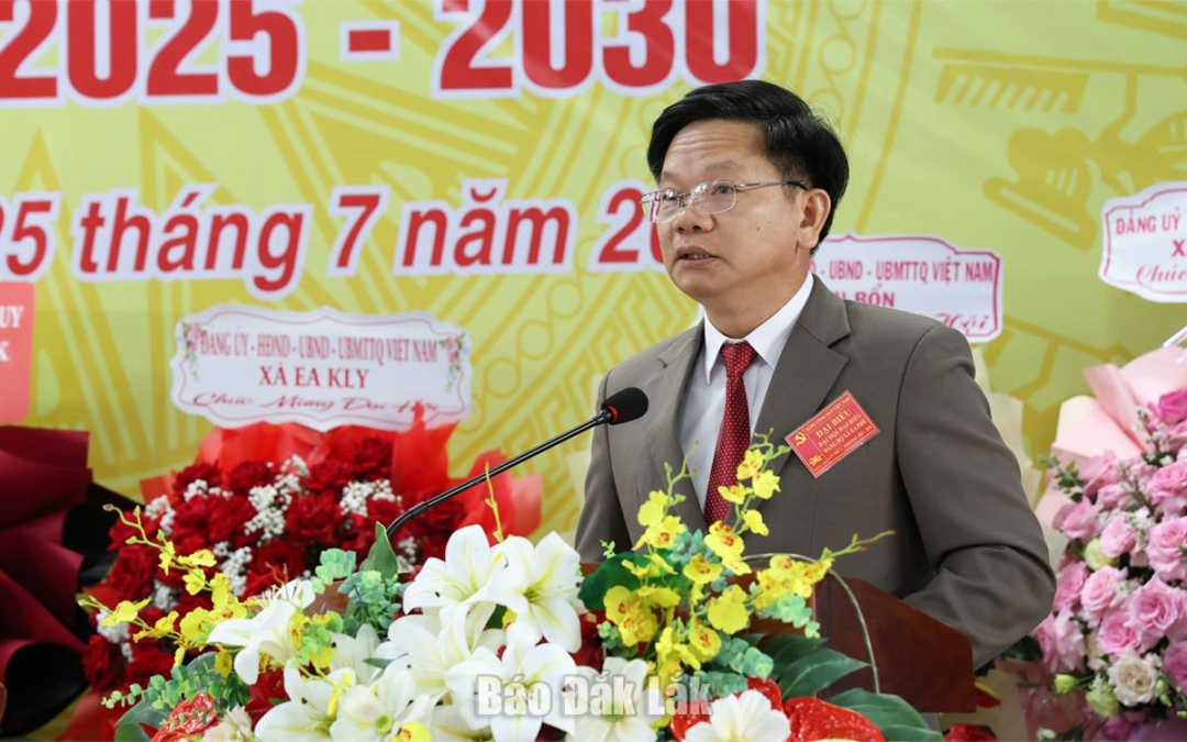 Bí thư Đảng ủy, Chủ tịch UBND xã Ea Phê Trần Văn Tuyến phát biểu tại đại hội.