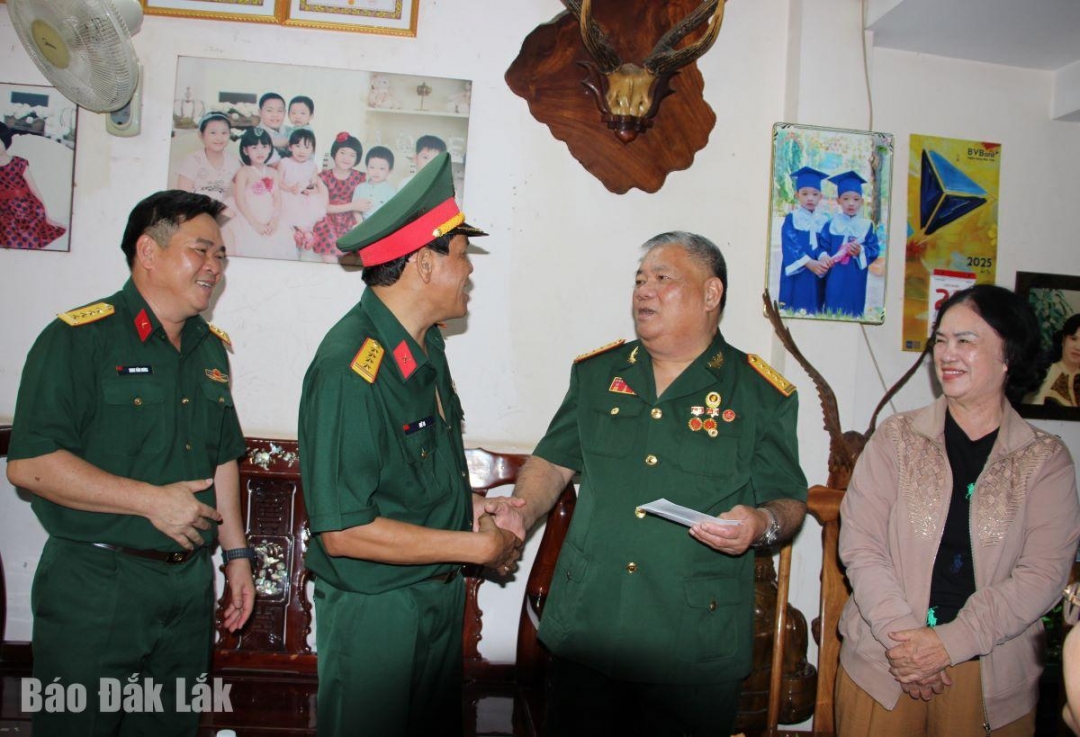 Đại tá Niê Ta, Chỉ huy trưởng Bộ Chỉ huy Quân sự tỉnh và Đại tá Đinh Văn Hưng, Chính ủy Bộ Chỉ huy Quân sự tỉnh Lãnh đạo Bộ Chỉ huy Quân sự tỉnh thăm hỏi, tặng quà Đại tá Lê Hồng Sơn (thương binh 80%), nguyên Chỉ huy trưởng Bộ Chỉ huy Quân sự tỉnh.