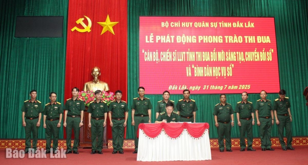 Đại diện các cơ quan, đơn vị ký kết giao ước thi đua.