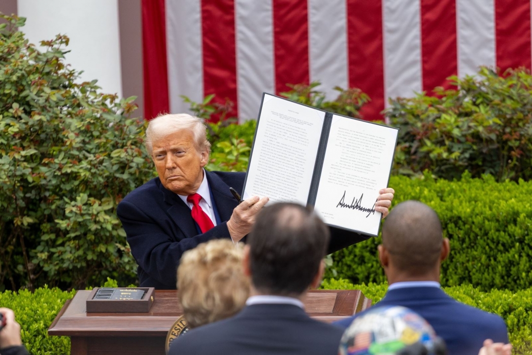 Tổng thống Mỹ Donald Trump ký sắc lệnh áp mức thuế đối ứng mới tại Nhà Trắng. Ảnh: THX/TTXVN