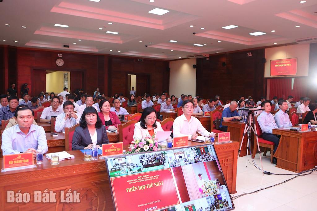 Đại biểu tham dự Hội nghị tại điểm cầu Tỉnh ủy Đắk Lắk