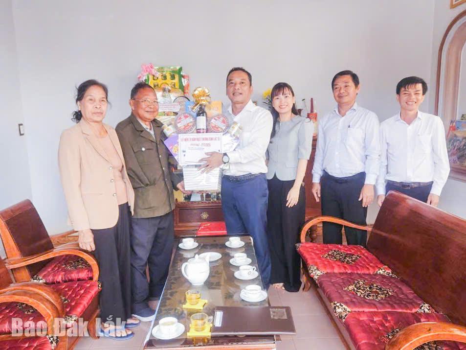 Đoàn công tác thăm, tặng quà thương binh Y Rô Kbuôr.