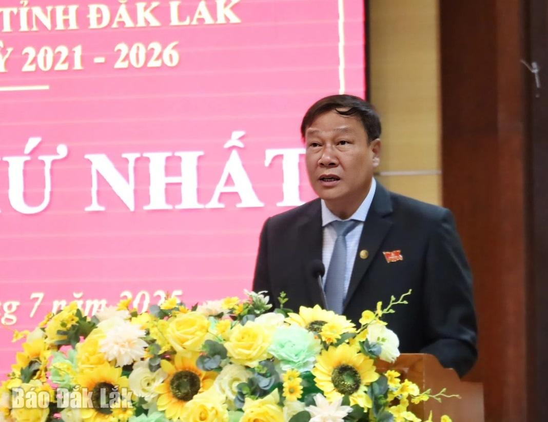 Phó Chủ tịch HĐND tỉnh Trần Phú Hùng thông báo số lượng và danh sách đại biểu HĐND tỉnh Đắk Lắk Khóa X, nhiệm kỳ 2021 - 2026. Ảnh: Vạn Tiếp