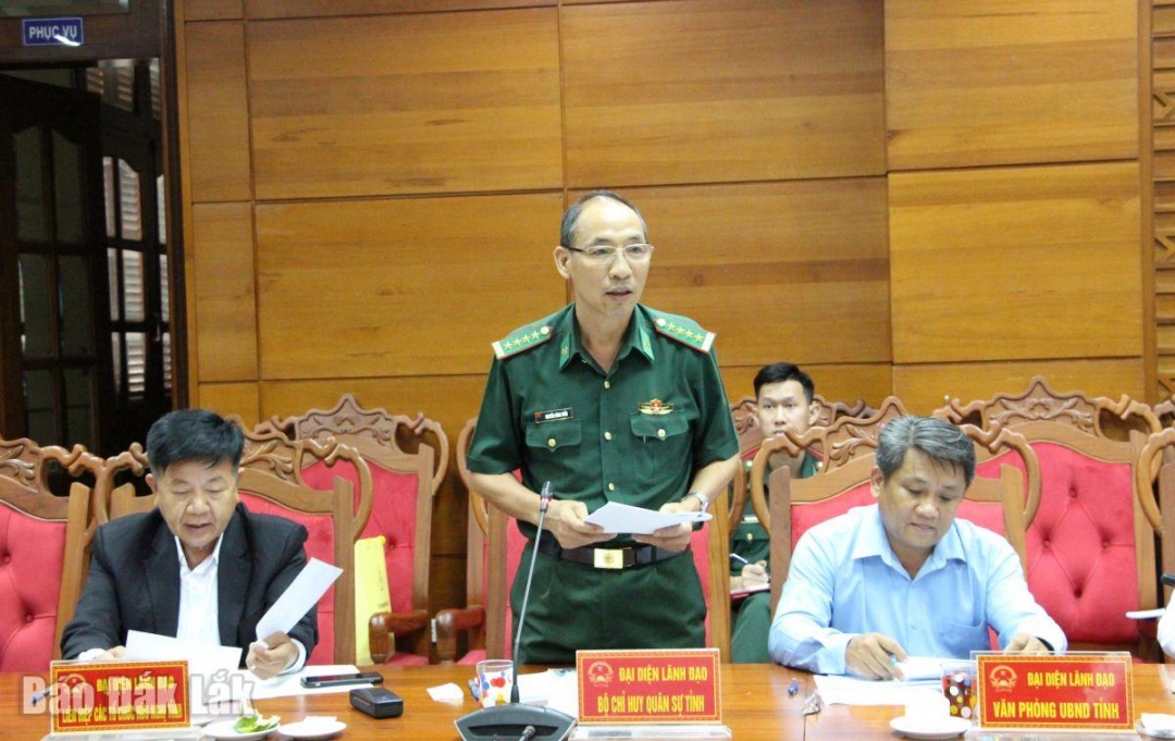 Lãnh đạo Bộ Chỉ huy Quân sự tỉnh trình bày kiến nghị tại buổi làm việc.