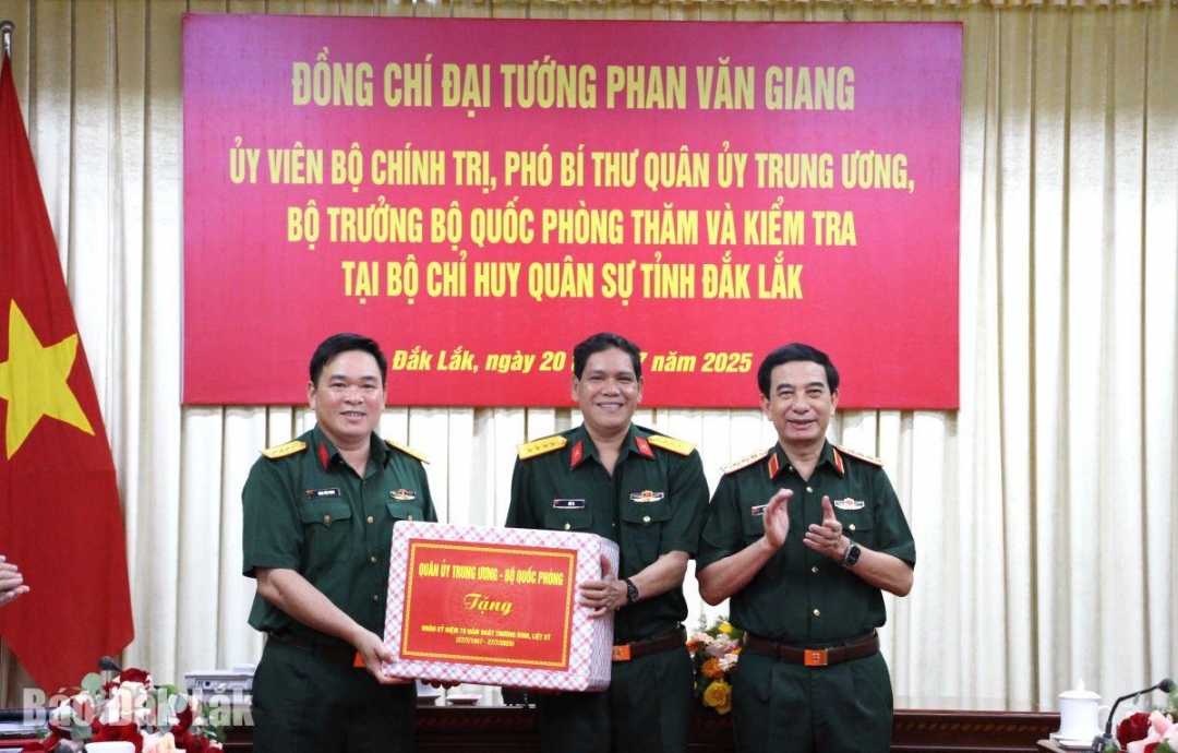 Đại tướng Phan Văn Giang tặng quà cán bộ, chiến sĩ lực lượng vũ trang tỉnh.