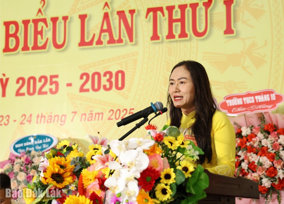 Bí thư Đảng ủy, Chủ tịch HĐND xã Ea Knuếc Ngô Thị Minh Trinh phát biểu tại đại hội.