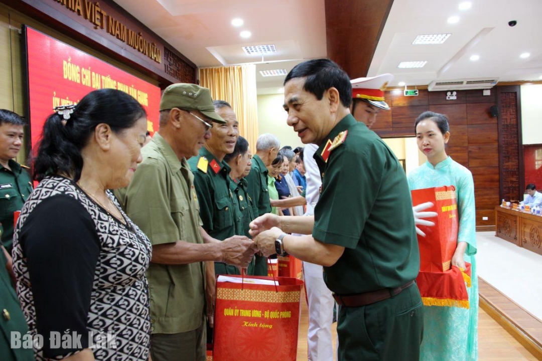Đại tướng Phan Văn Giang trao quà tặng các thương binh, gia đình người có công với cách mạng.