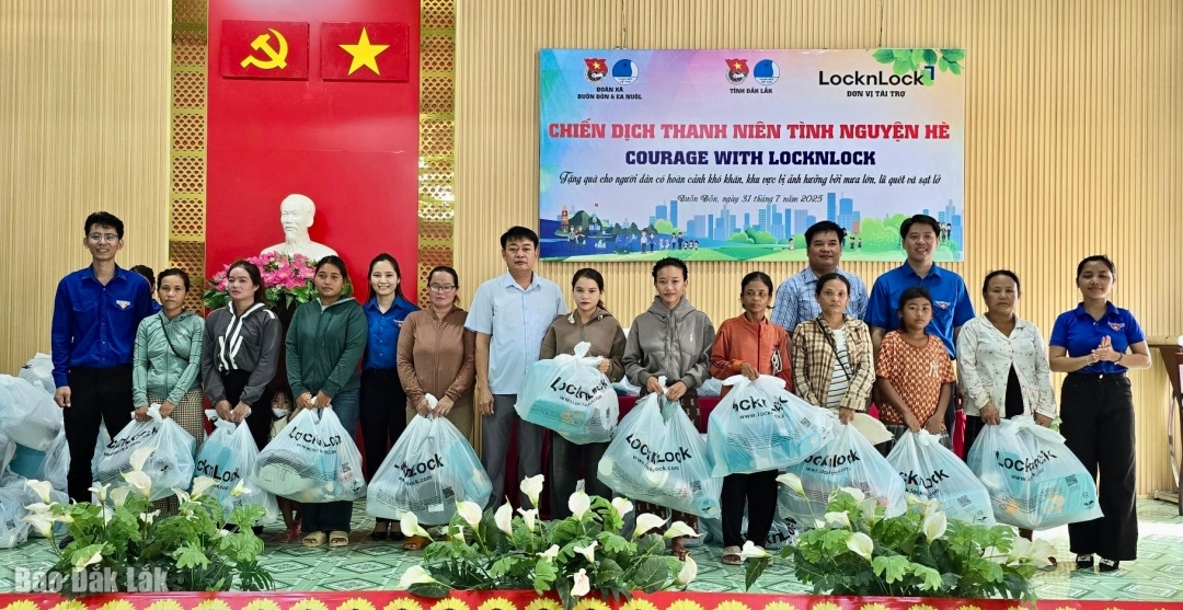 Đại diện các đơn vị trao quà cho người dân khó khăn.