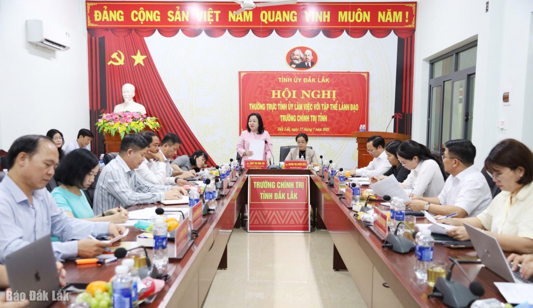 Đồng chí Cao Thị Hòa An, Phó Bí thư Thường trực Tỉnh ủy, Chủ tịch HĐND tỉnh phát biểu chỉ đạo tại buổi làm việc.